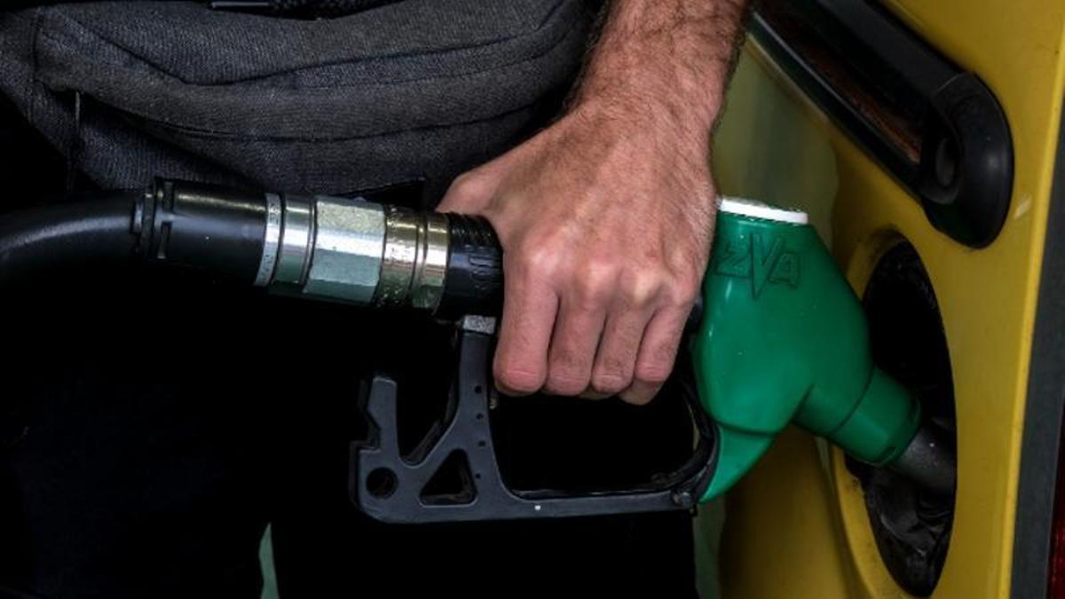 El petróleo se abarata, la gasolina se encarece y llenar el depósito en Canarias cuesta hasta un 39% más que en enero