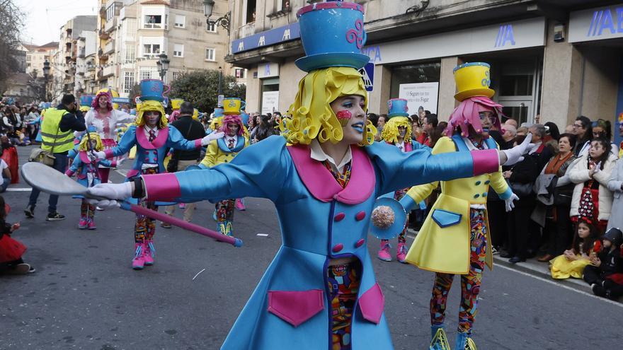 Cicklon de Tomiño gana el primer premio del desfile de comparsas de Redondela