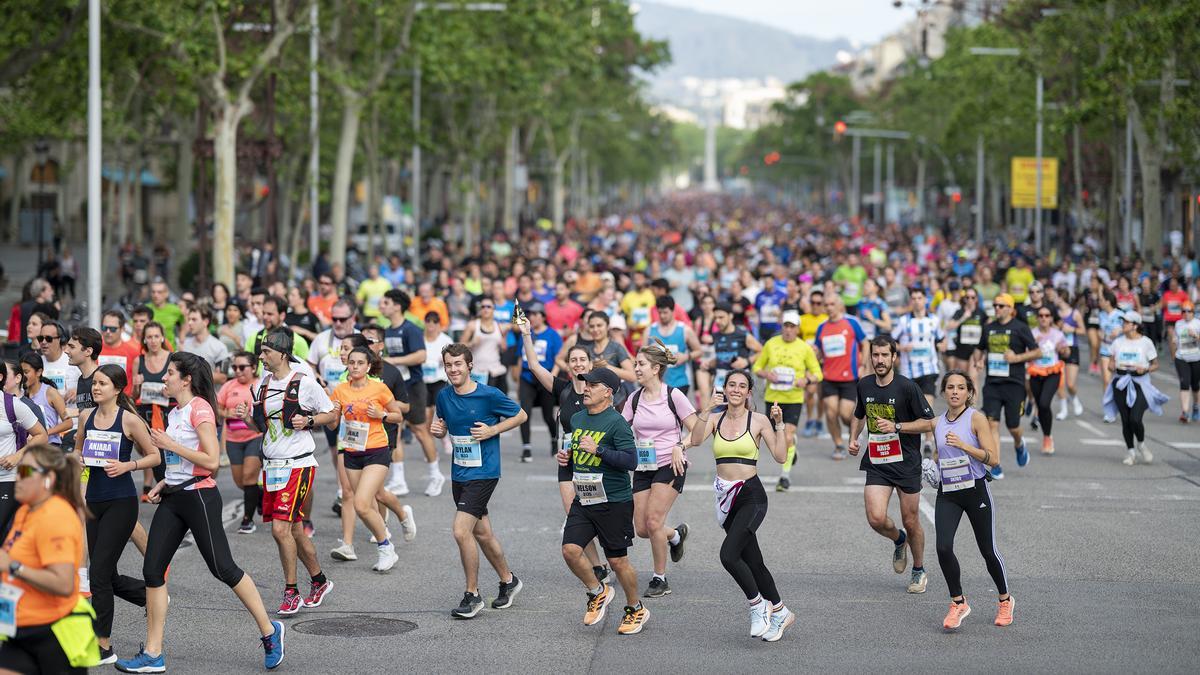 Los participantes descienden por el passeig de Gràcia durante la 44 edición de la Cursa de El Corte Inglés.