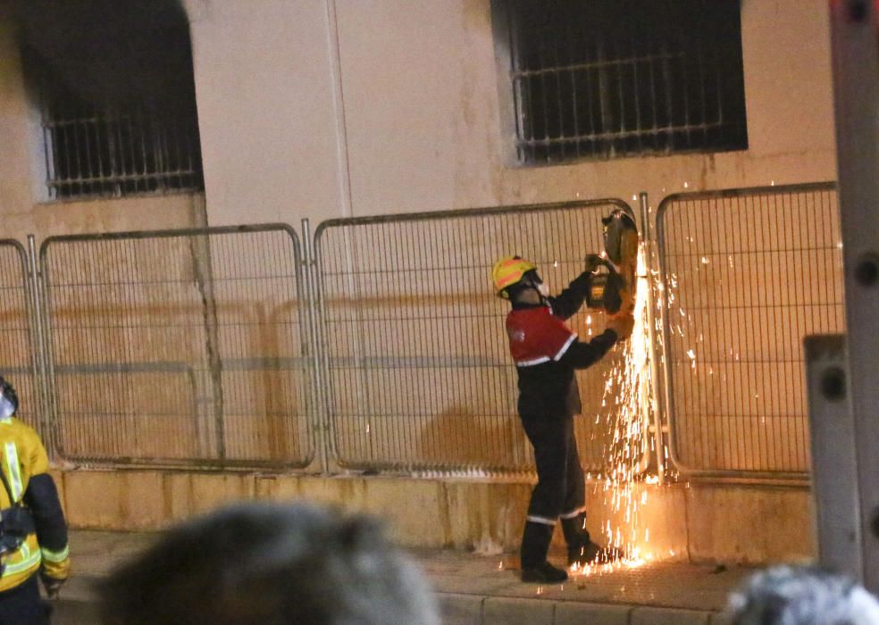 Los bomberos evitan que el fuego afecte a la planta de producción de una empresa de mobiliario de baño en el polígono de Cox