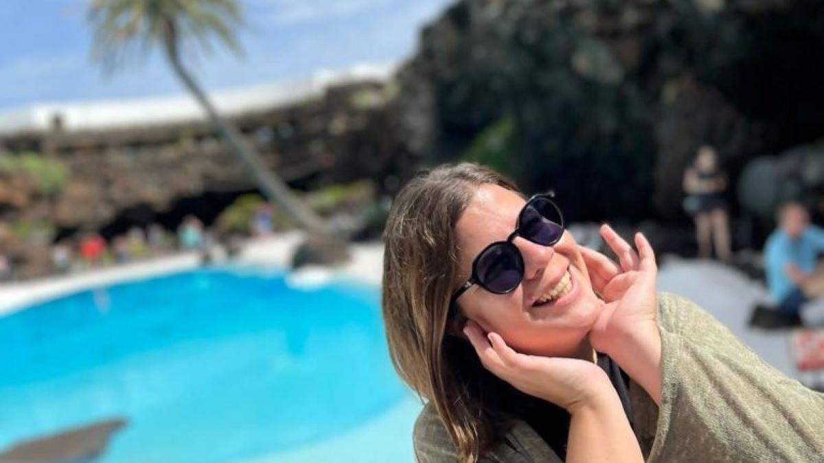 La humorista y actriz canaria Delia Santana, posando divertida en los Jameos del Agua, uno de tantos atractivos que tiene Lanzarote.