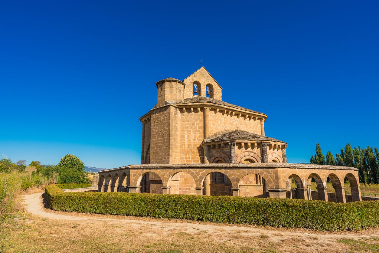 El claustro de esta iglesia se extiende alrededor del edificio en forma de galería porticada