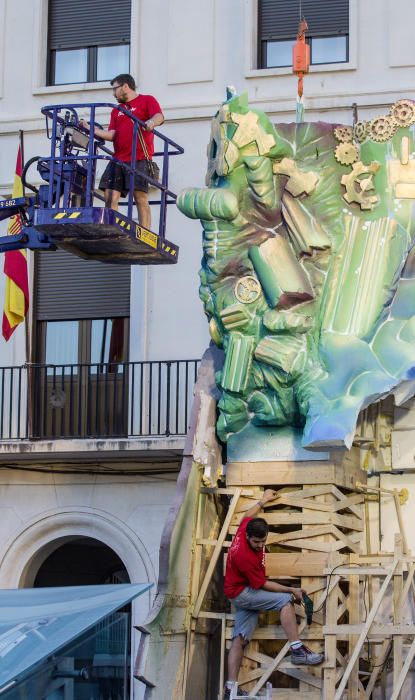 Alicante rezuma fiesta con el inicio de la plantà de las Hogueras.