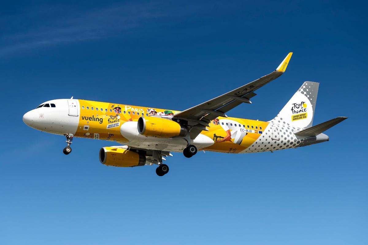 El diseño exterior del avión en el cielo.