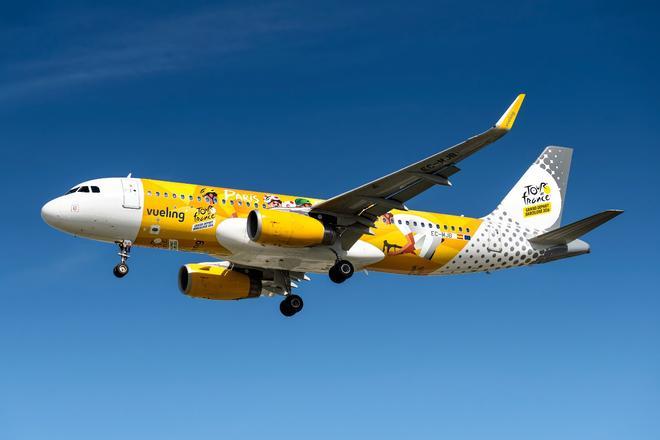 El diseño exterior del avión en el cielo.