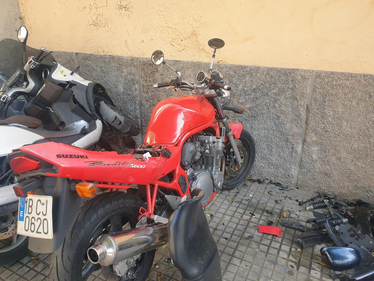 Un coche se estrella contra varias motos aparcadas en la calle Joan Miró de Palma.
