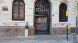 Pintadas en la sede del PSC de Lleida.