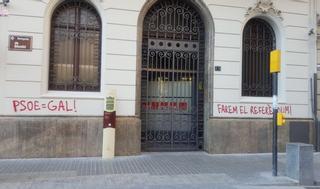Pintadas en la sede del PSC de Lleida a favor del referéndum