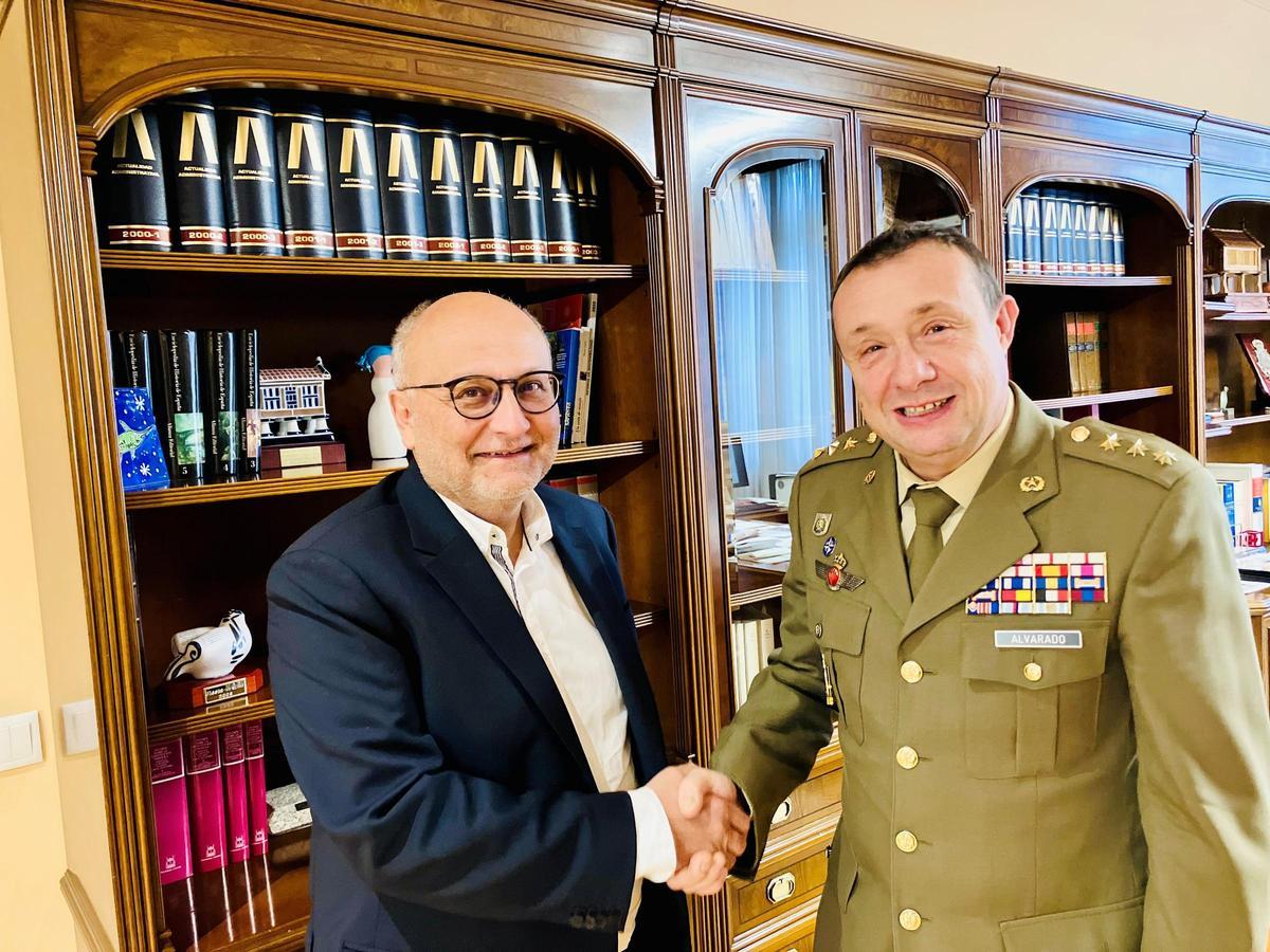 Alvarado junto con el subdelegado del Gobierno, Abel Losada.