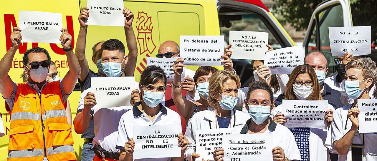 Representantes sindicales y profesionales sanitarios en la protesta de este miércoles en Alicante