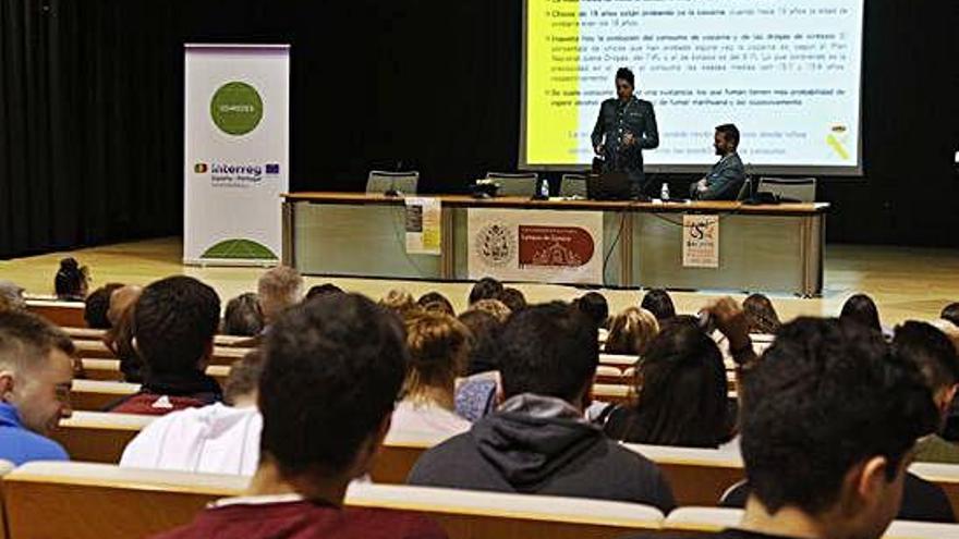 Un momento de la charla ofrecida por la Guardia Civil en el salón de actos del campus.