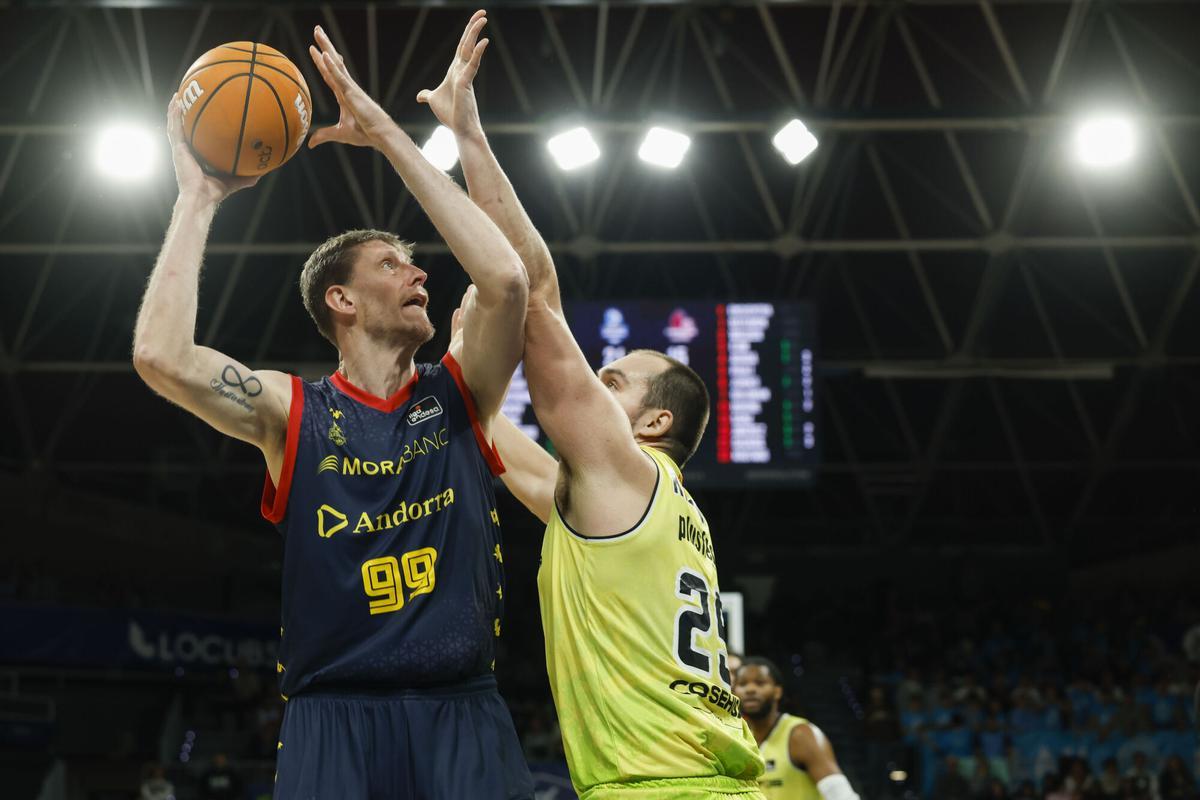 Artem Pustovyi  trata de anotar ante Cameron Krutwig