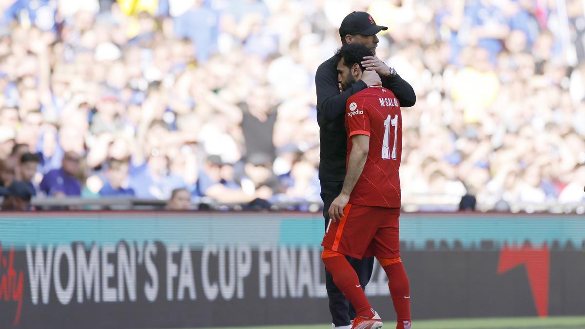 Salah y Klopp se abrazan en un partido del Liverpool.