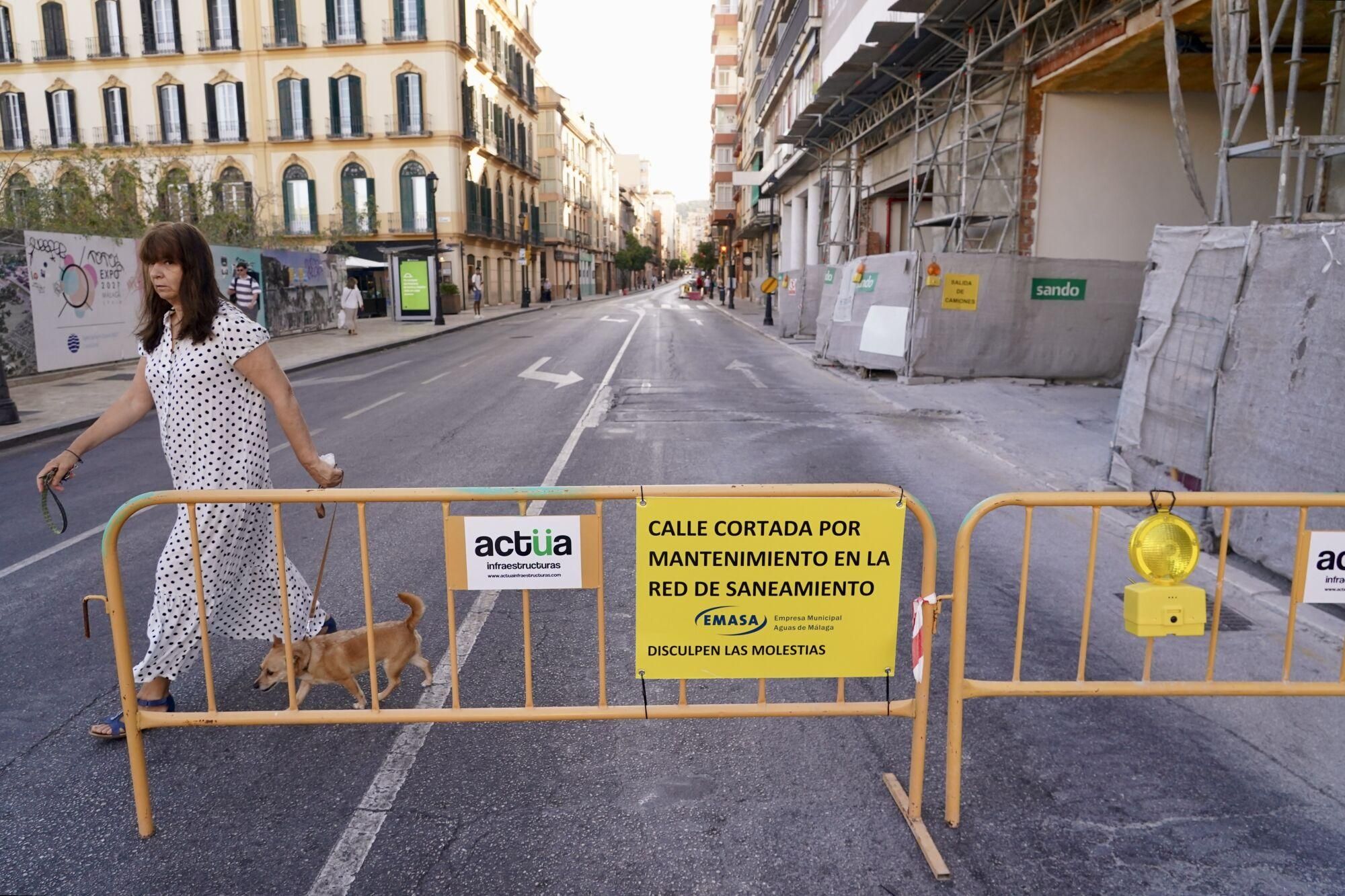 Vista de la calle de la Victoria, que permanecerá cerrada por mantenimiento en la red de saneamiento