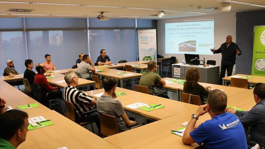 Astrauto y UJI colaboran en un curso sobre vehículos eléctricos