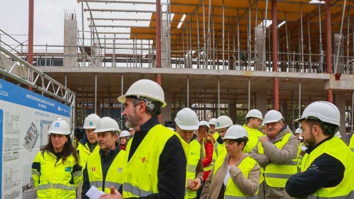 El alcalde dee Vilagarcía, en primer término, en las obras del centro de salud.
