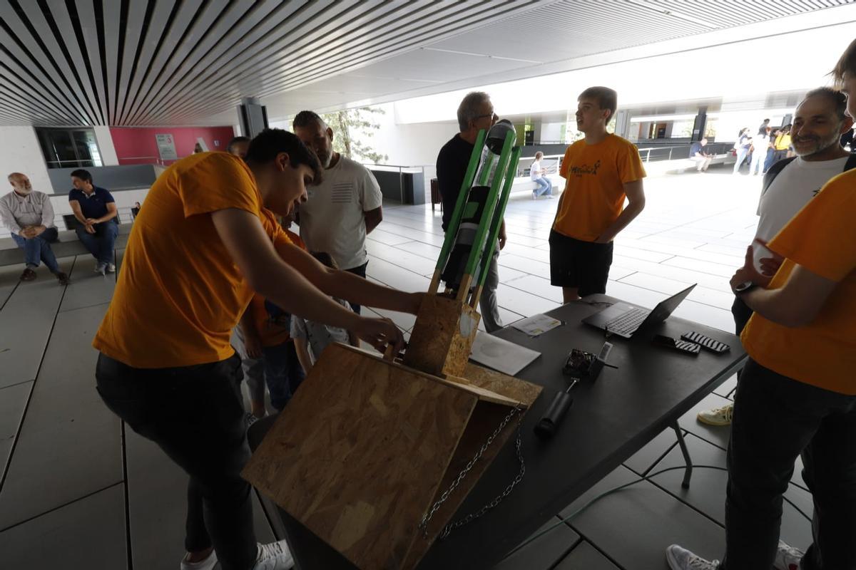 Miles de jóvenes se acercan a la ciencia en la Expociencia en el Parc Científic de la UV