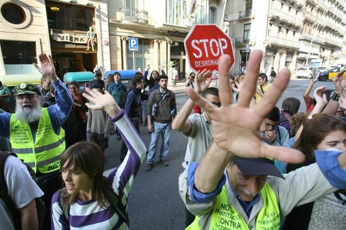 Reivindicació davant una Caixa Catalunya, a Via Laietana.