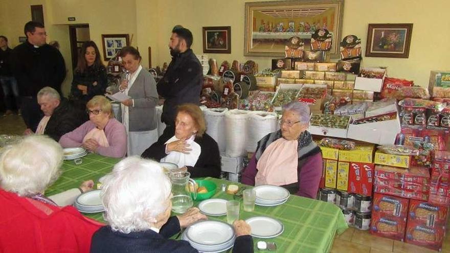 De pie, Marcos Cuervo, Vanesa Caso, María del Pilar Díez y Fernando Caso, al entregar el cestón (detrás) a los residentes en el hogar de Cangas de Onís.