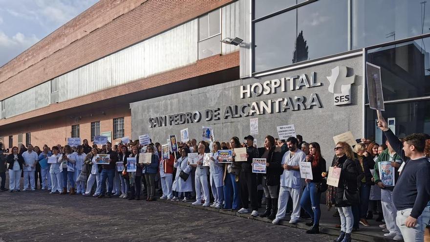 Vídeo | Los celadores extremeños piden unas oposiciones "justas" y valoración