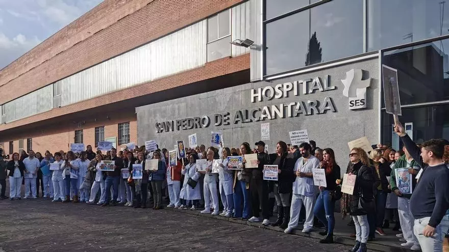 Vídeo | Los celadores extremeños piden unas oposiciones "justas" y valoración