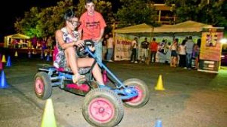 Cientos de jóvenes participan en las actividades de Cruz Roja en el ´botellón´