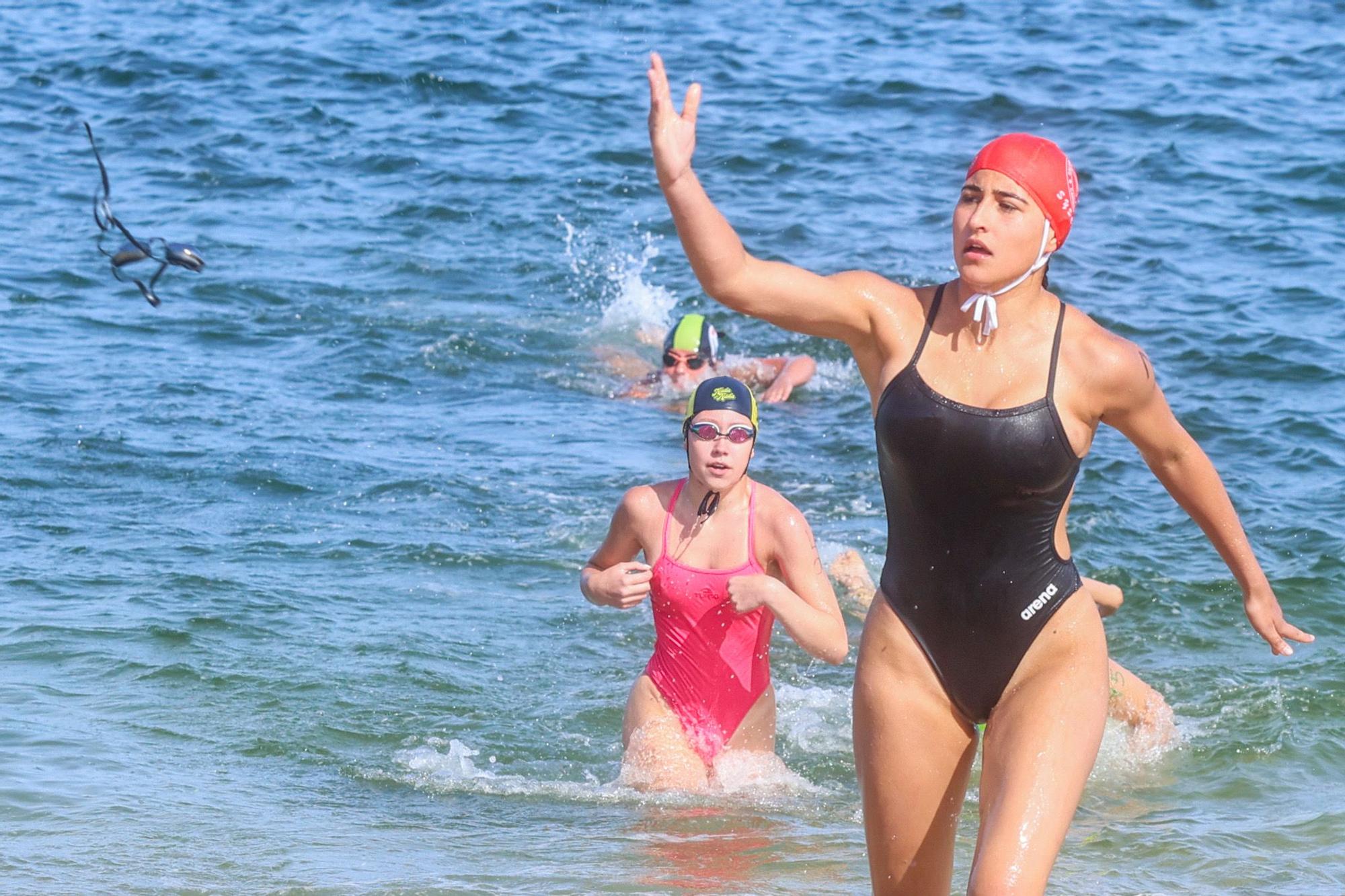 El salvamento llena de espectáculo deportivo la playa de A Concha