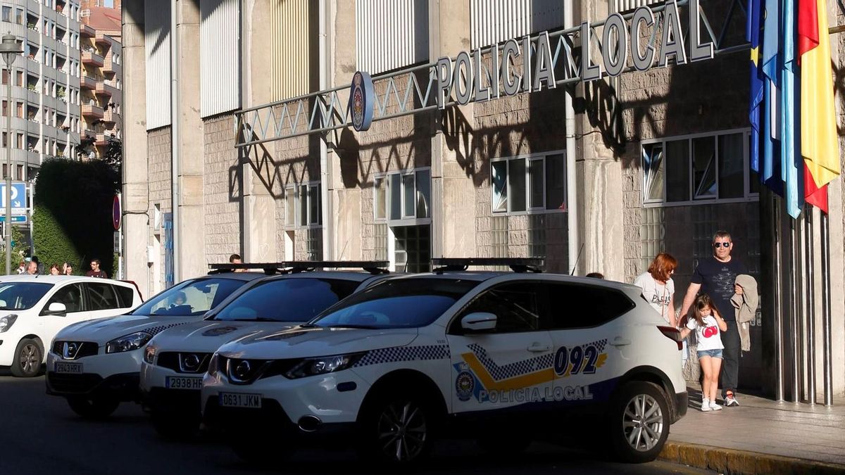 Vehículos de la Policía Local delante de la comisaría.