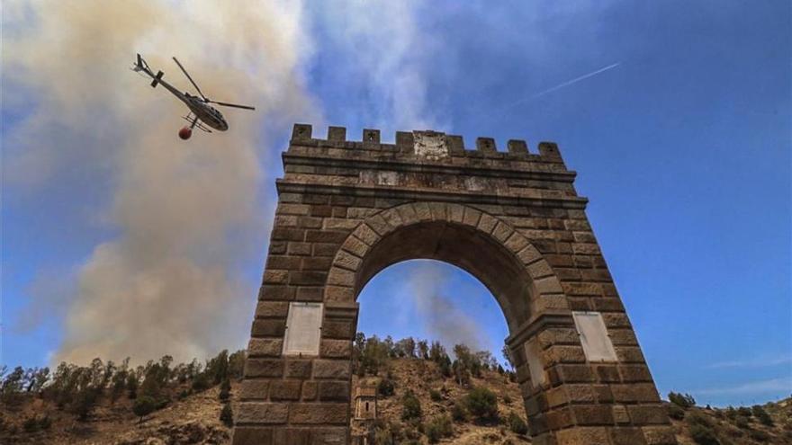 Un incendio junto al puente romano de Alcántara obliga a cortar la luz