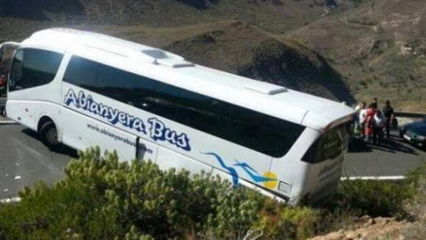 Un muerto al volcar un autobús turístico en Gran Canaria