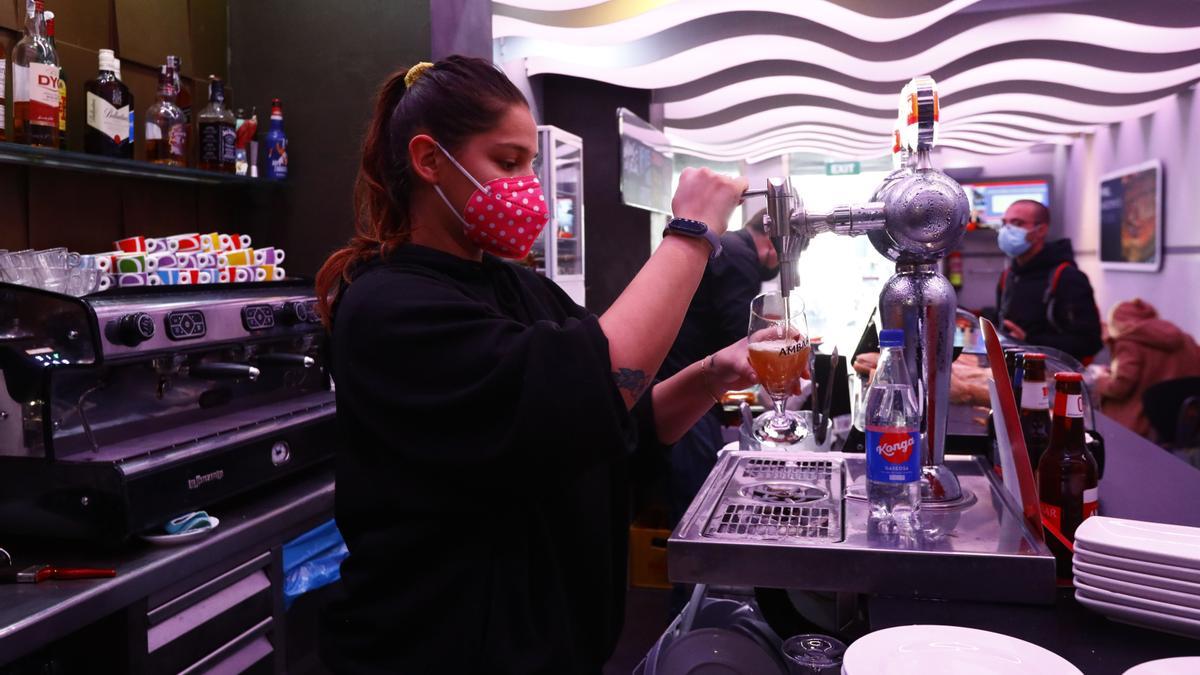 El consumo en barra se recupera este viernes; en la imagen la cafetería Davia.