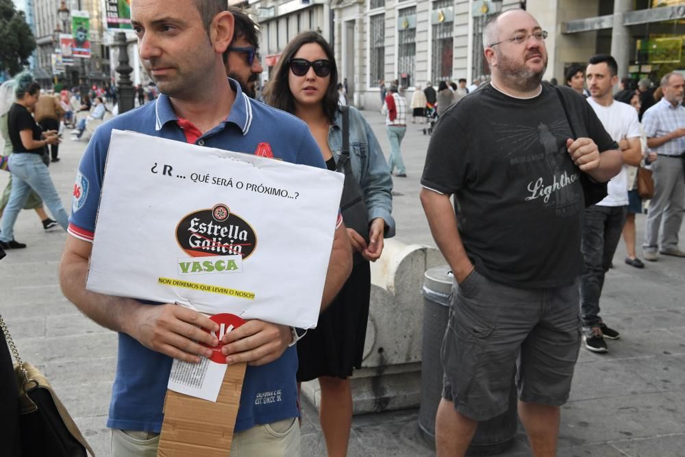 Empleados de la empresa Comfica, que presta el servicio de soporte telefónico para R en la provincia de A Coruña, vuelven a concentrarse ante la sede del operador, ante el Obelisco.