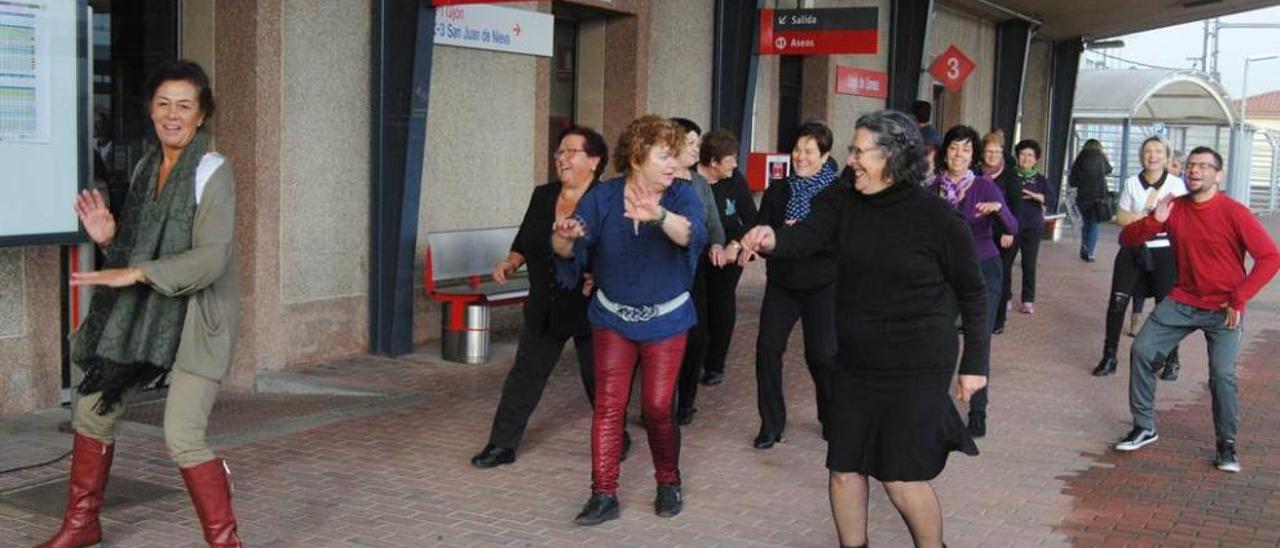 Baile a pie de andén en la estación de Lugo