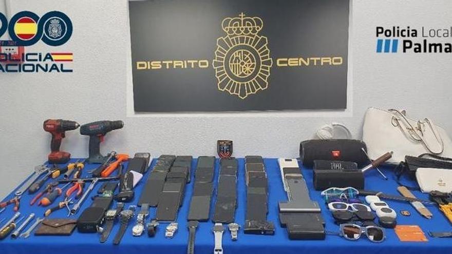 Detenidos diecinueve miembros de una banda especializada en desvalijar a bañistas en las playas de Palma y Calvià