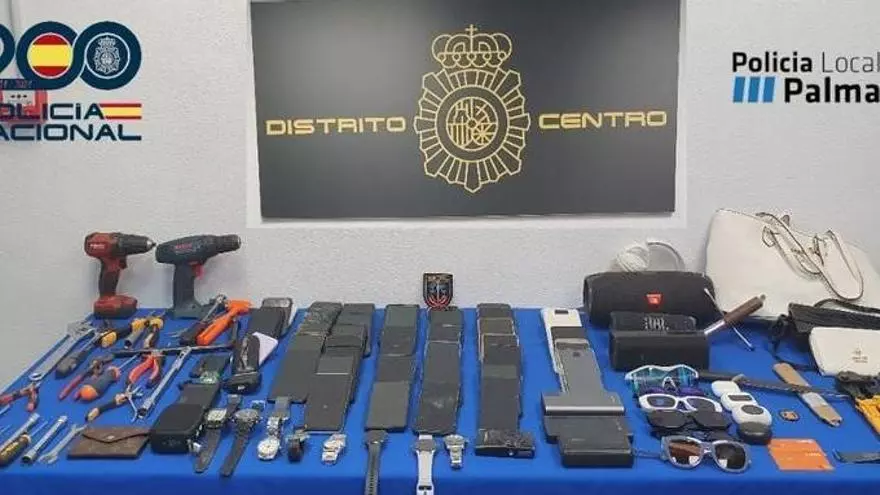 VÍDEO | Así han sido detenidos diecinueve miembros de una banda especializada en desvalijar a bañistas en las playas de Palma y Calvià