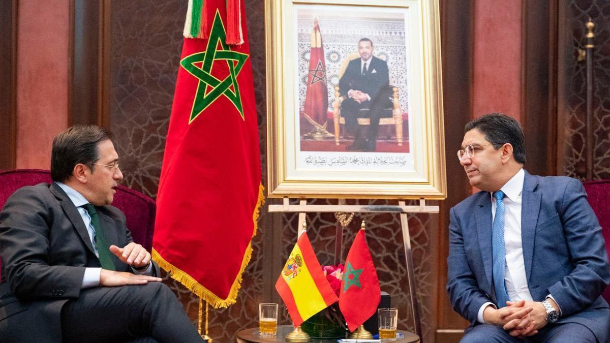 El ministro de Exteriores español, José Manuel Albares (i), durante la reunión que mantiene con su homólogo marroquí, Naser Burita.