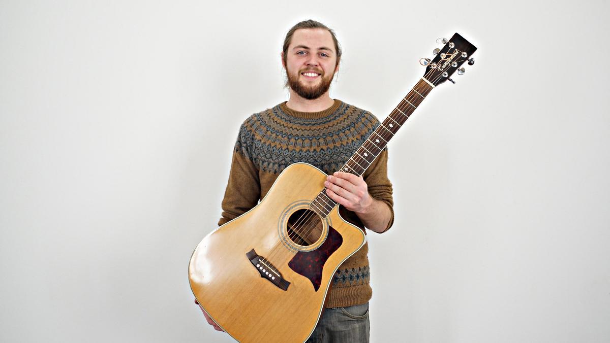 Matthew McDaid interpreta en acústico ’Whispering winds’.