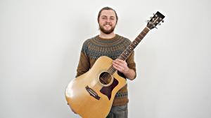 Matthew McDaid interpreta en acústic ’Whispering winds’.
