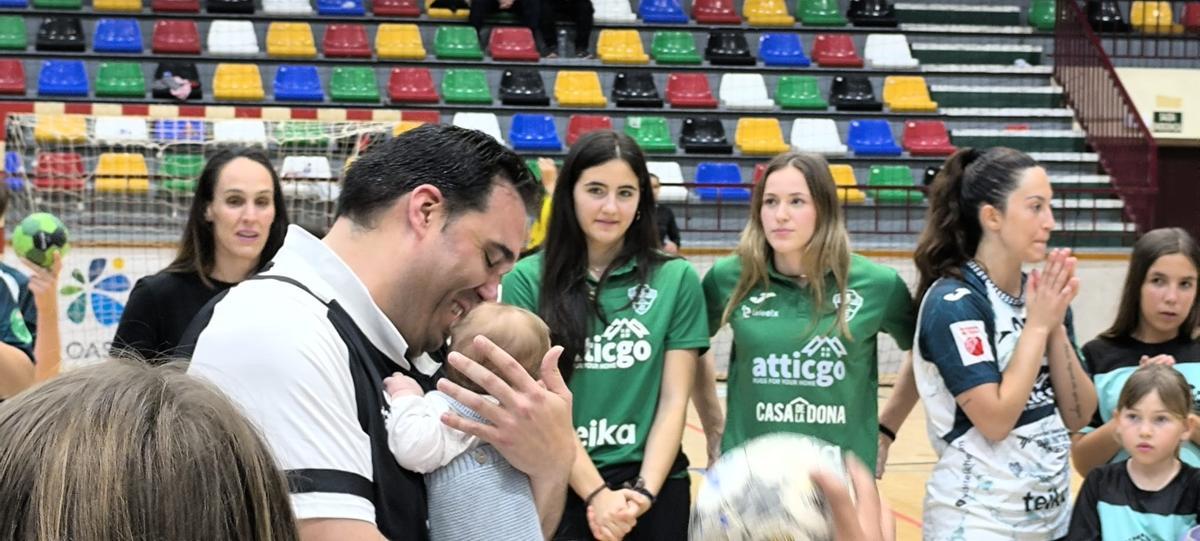 Joaquín Rocamora, con su hijo en brazos, durante su despedida del Atticgo Elche.