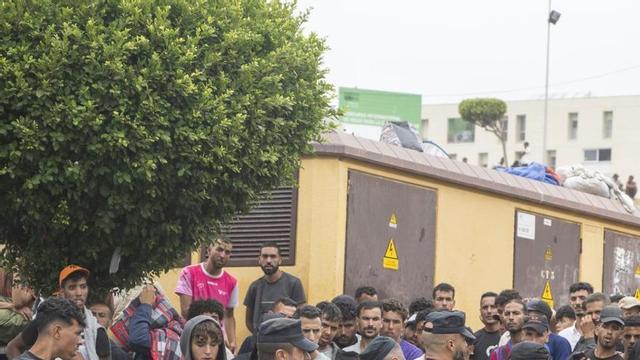 La Policia Nacional controla la cua d’immigrants, ahir. | MARCOS MORENO / EUROPA PRESS