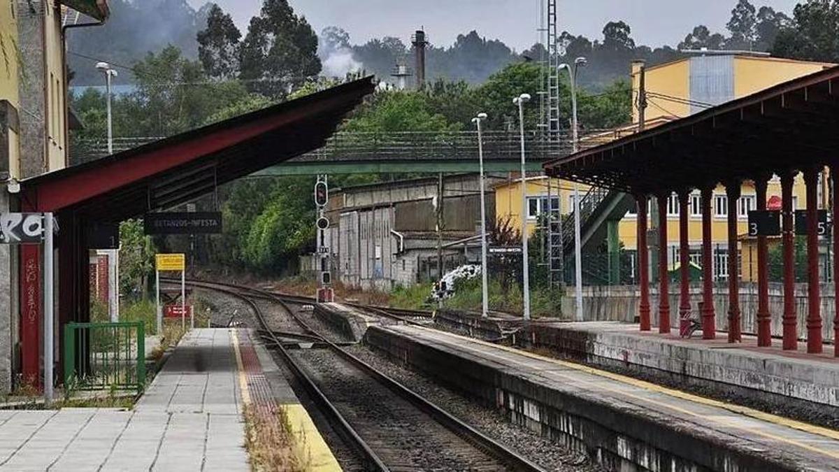 Estación de tren de Betanzos, donde el Estado tiene pendiente desde hace años la mejora del baipás para acortar los tiempos del tren de A Coruña y Ferrol.