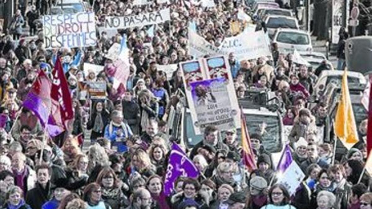 Manifestación en París contra la restricción de aborto en España, ayer.