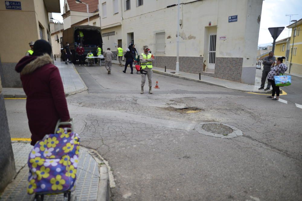 El Ejército entrega alimentos en el barrio Peral