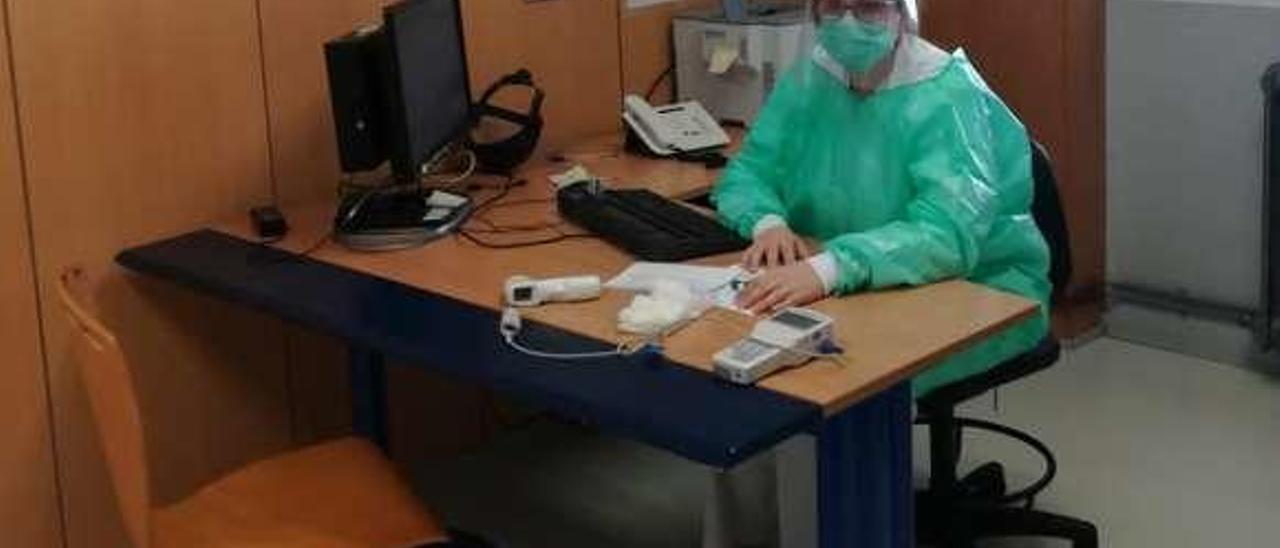 La doctora Teresa Ferreiro, ayer, en la consulta específica para pacientes con síntomas respiratorios.