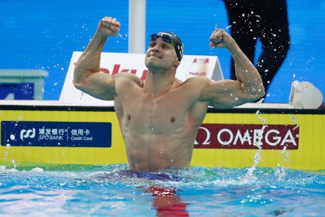 Nicholas Santos de Brasil en la final de los 50m mariposa en los Mundiales de Piscina Corta que se celebran en Hangzhou, China.