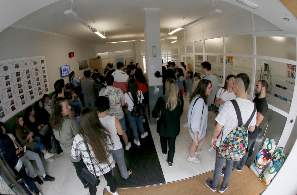 santiago. Estudiantes en el interior de una inmobiliaria de la capital gallega, el pasado mes de septiembre. Foto: F. Blanco
