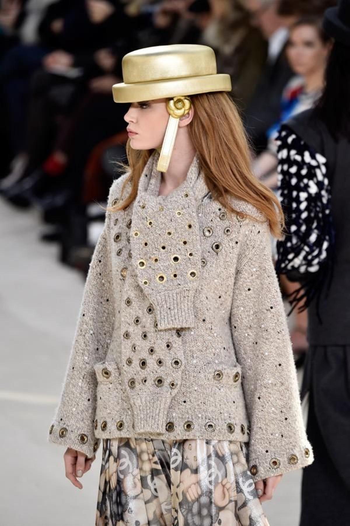 Chanel 'Prêt-à-porter' al detalle, sombrero canotier.