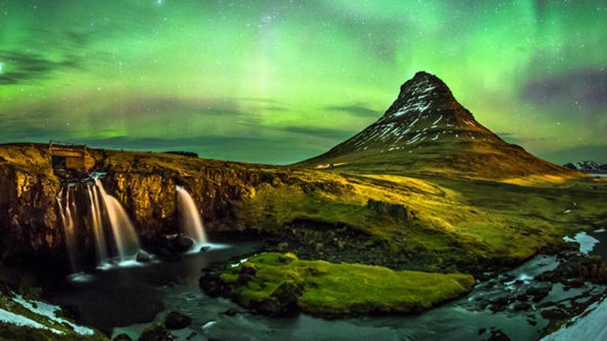 Aurora Boreal la muntanya Kirkjufell, Islàndia.