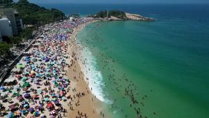 Impresionantes imágenes de la playa de Ipanema abarrotada de gente.