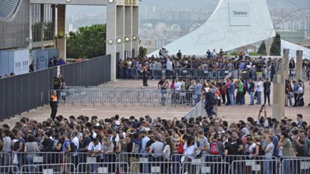 Colas. Los fans de U2, esperando la apertura de puertas en la explanada frente al Palau Sant Jordi.